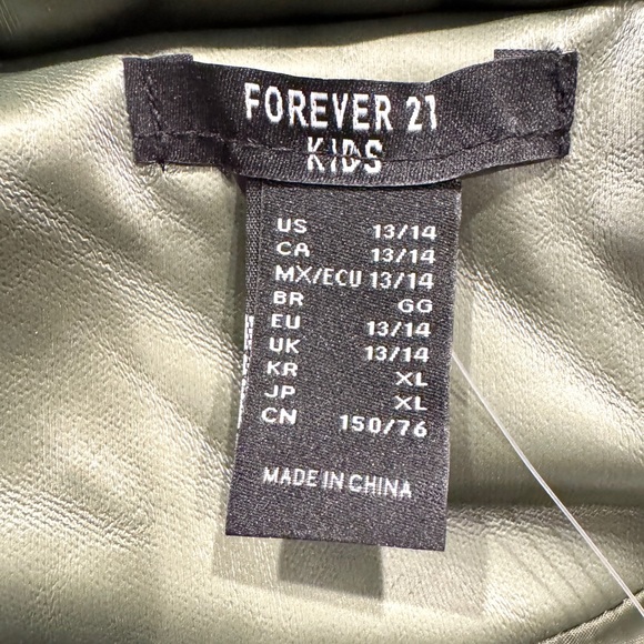 Forever 21 Shiny Green Puffer Vest Waterproof Pockets Kids Girl’s Size 14 NWT - Picture 6 of 9